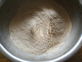 地瓜粉称重放入盆里。