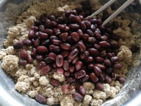 搅拌成小疙瘩面团，加入蜜豆。