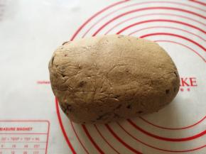 来回轻拍成光滑面团