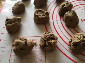 把面团分为38克一个的小剂子，滚圆。