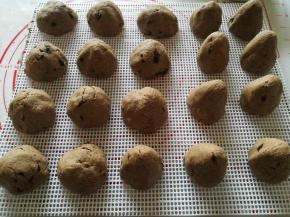 把滚圆的面团底部朝上，用拇指在底部，中间戳出空洞，我忘了拍图，成品图能看到。