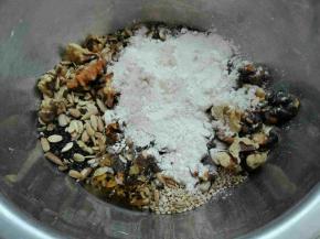 除了葡萄干和蔓越莓干以外，所有材料混合