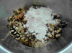 除了葡萄干和蔓越莓干以外，所有材料混合