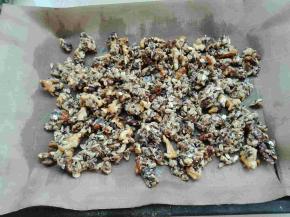 平摊放入烤盘中，如果用的熟干果，直接烤箱130度，上下火中层18分钟，中途翻面（如果生的干果，烤箱预热，中层上下火160度，20分钟，中途翻面）