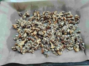 平摊放入烤盘中，如果用的熟干果，直接烤箱130度，上下火中层18分钟，中途翻面（如果生的干果，烤箱预热，中层上下火160度，20分钟，中途翻面）