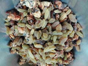 烤好了，趁热放入葡萄干，蔓越莓干搅拌均匀