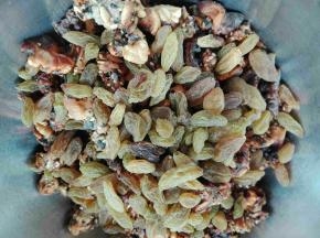 烤好了，趁热放入葡萄干，蔓越莓干搅拌均匀