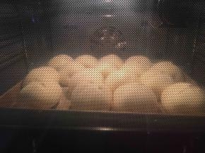 放入预热好180度的烤箱，烘烤18分钟左右