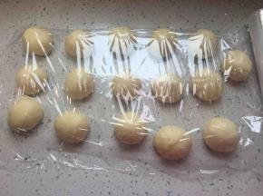 分成16个面团，大约是50克一个，揉圆松弛30分钟