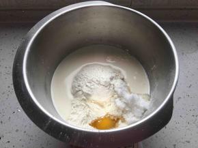 除了黄油和盐以外的材料全都放在盆里揉到扩展阶段