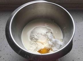 除了黄油和盐以外的材料全都放在盆里揉到扩展阶段