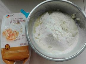 将烫种及主面团所有材料混合