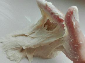 面团初期非常黏手（很正常哈，不要擅自加粉）