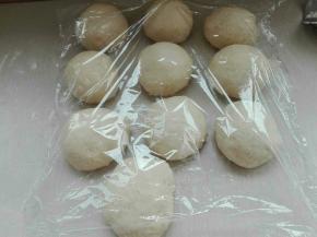 发酵好的面团，排气后等分5份（我做了两倍的量）盖保鲜膜醒发15分钟