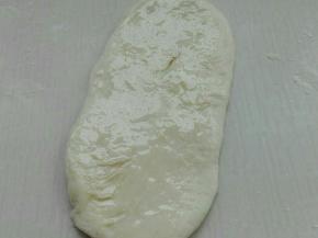 取一个面团擀成椭圆形，刷层玉米油