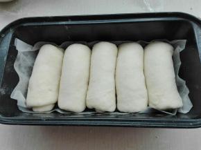 自上而下依次卷起放入模具中