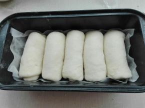 自上而下依次卷起放入模具中