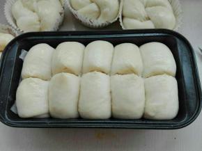 烤箱二次发酵，放盆热水，温度30度，天气热了，我用了35分钟，发酵好后表面刷层蛋液，用剪刀中间剪开