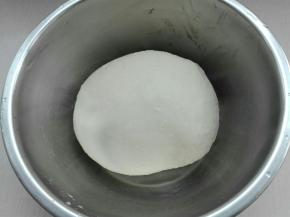 面团盖保鲜膜进行第一次发酵