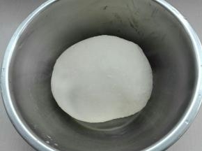 面团盖保鲜膜进行第一次发酵