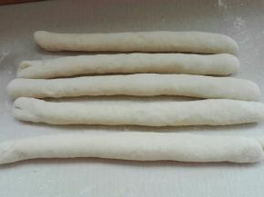 擀成椭圆形，卷起来，搓成长条