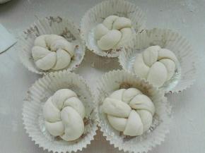 长条缠绕成如图所示放入纸模中，没有纸模可以直接放入烤盘