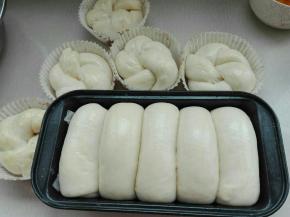 放入烤箱，放盆热水，温度32度，这个天气时间用了35分钟，进行二次发酵，发酵好后表面刷层蛋液