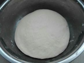 面粉加水加盐揉成光滑面团，盖保鲜膜一边醒发，准备馅料