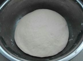 面粉加水加盐揉成光滑面团，盖保鲜膜一边醒发，准备馅料