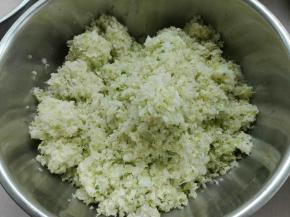 白菜剁碎，箍出水份后是950g