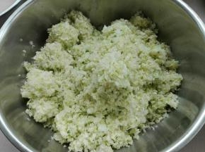 白菜剁碎，箍出水份后是950g