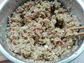 放入箍出水份的白菜沫，一个方向搅拌均匀