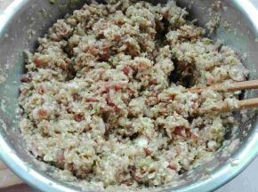 放入箍出水份的白菜沫，一个方向搅拌均匀