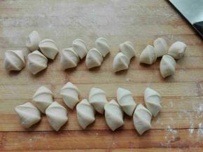 醒发好的面团搓成长条，切成均等剂子