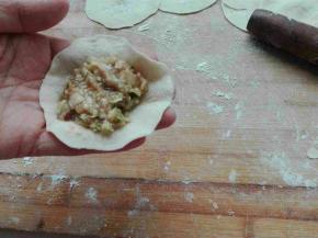饺子皮放入馅料