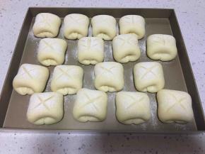 发到两倍大时用刀片割口，筛粉
