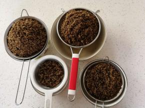 我在菜场的米铺买的苦荞，新鲜苦荞要闻一闻，没有异味，仔细看，米粒干不干净，清不清亮！苦荞并没有很浓的苦味！按照你的锅的大小，来定量炒制，将苦荞里的砂子挑选出来 之后将苦荞洗净，然后，如图，找一些容器滤水，滤得越干，炒得越快！我买了3斤 准备一次性炒好