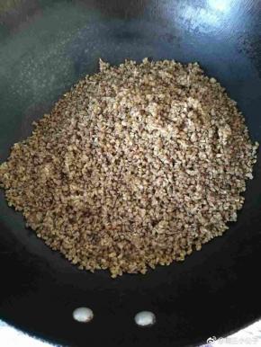 我晾了一晚，第二天早上炒的，锅烧热 倒入苦荞，开始翻炒，火候在中途注意控制