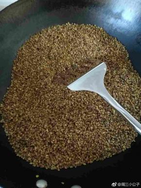 慢慢的，越变越干，开始焦黄了，这个时候可以把火调小一些，防止有些没炒好，有些米又糊了，要不停的翻炒