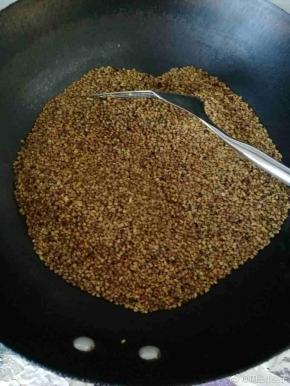 会发现体积变小，米粒开始焦黄，变成一颗颗的，已经有米香飘出来 ，注意火候，这时最容易糊。炒着炒着，味道出来了 米粒也很干爽，还有噼啪的声音，关火，炒好了！关火后还要继续翻炒几下，以免锅的余温将底下的米粒烧糊了。