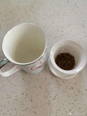 拿个这样的杯子，加入少许苦荞
