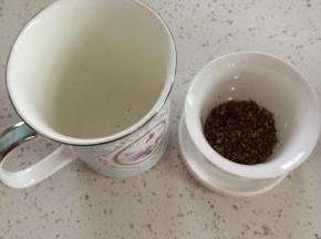 拿个这样的杯子，加入少许苦荞