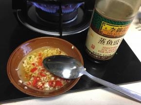 热油倒进蒜蓉里，用勺子搅匀。