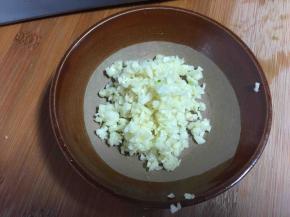 大蒜剁成蒜蓉。