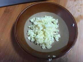 大蒜剁成蒜蓉。