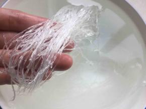粉丝用温水浸泡。