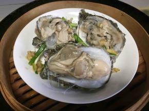 锅里水烧开，放进蒸屉盖盖蒸10分钟。