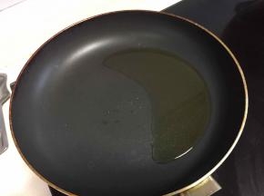 准备一口锅，锅烧热倒油。