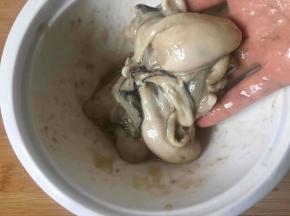 放生粉，醋，盐用手抓抓，脏东西就出来了。