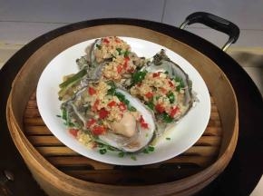 每个海蛎子上面淋几滴蒸鱼豉油，撒上葱花淋上蒜蓉。